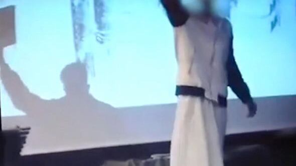 Islamico irrompe alla festa di Natale e indottrina i bimbi col Corano