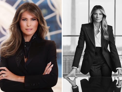 Svelato il nuovo ritratto ufficiale di Melania Trump: cosa rivelano i dettagli della foto