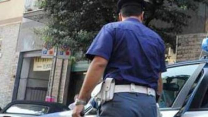 Massacra agente con calci in faccia: l'immigrato gli spacca il naso