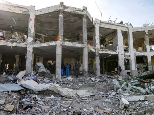 A Gaza festa tra le macerie. In strada islamisti armati