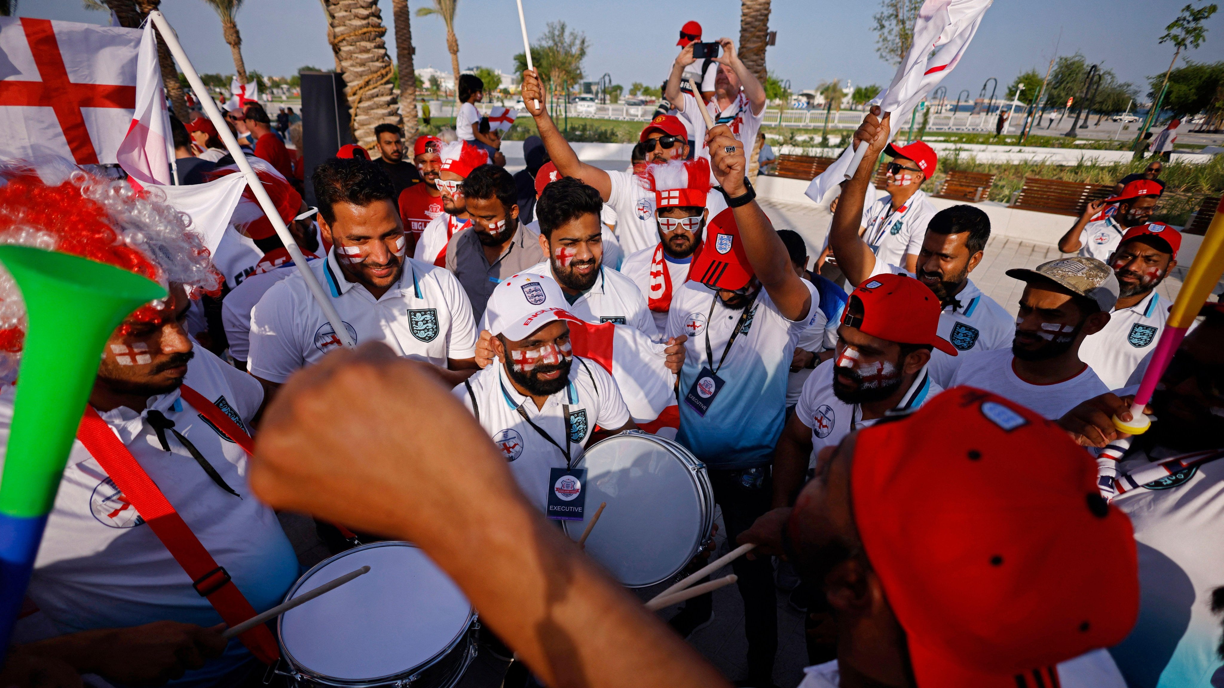 Tifosi pagati, minacce ai media, nuove ombre sul Mondiale in Qatar