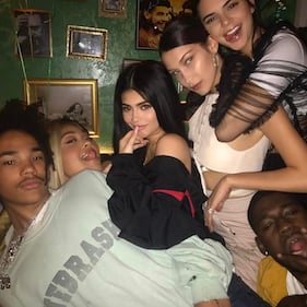 Kylie Jenner sexy alla finestra 6