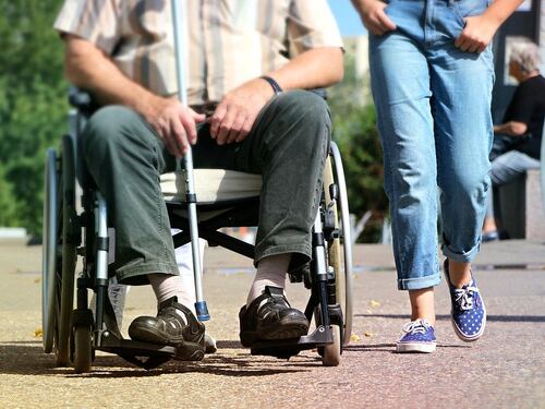 Le sedie a rotelle come i carrelli: serve un euro per utilizzarle