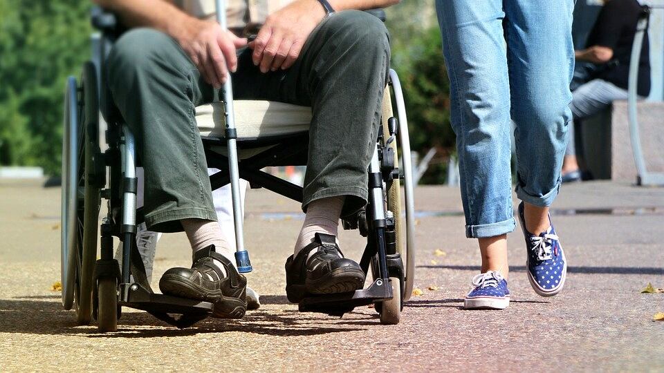 Le sedie a rotelle come i carrelli: serve un euro per utilizzarle