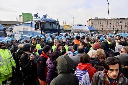 Intervento polizia per sgomberare i manifestanti no pass