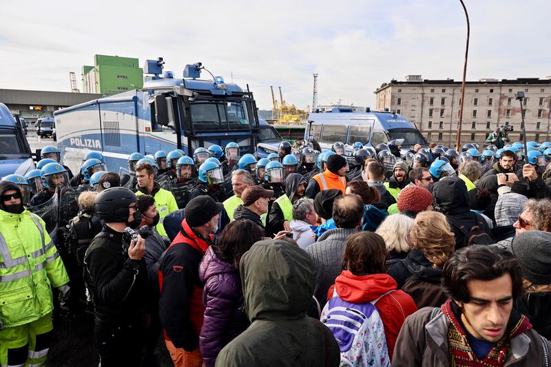 Intervento polizia per sgomberare i manifestanti no pass