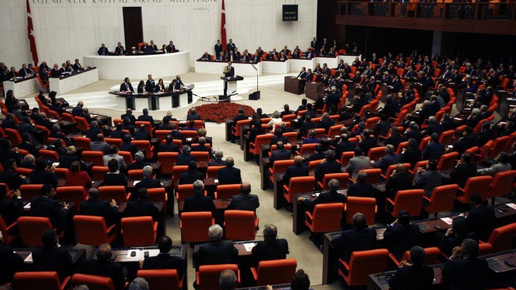 Turchia, polemiche per la legge che permette agli stupratori di minorenni di sposare le loro vittime