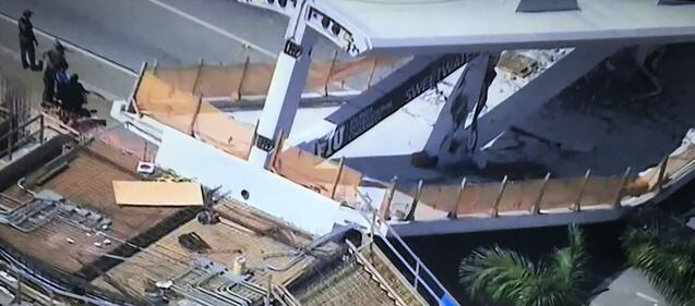 Miami, crolla ponte pedonale sulle auto 1