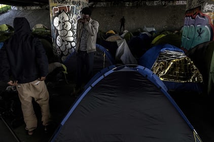 Ora Parigi sta diventando la nuova Calais 6