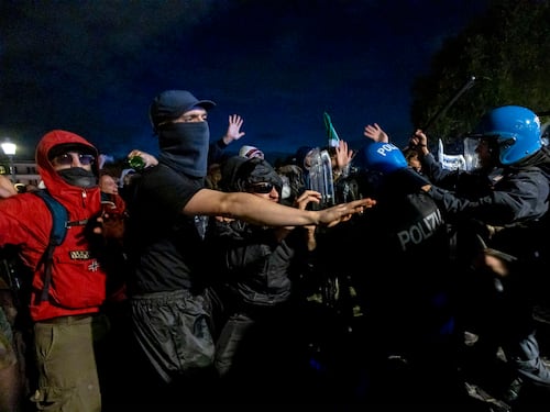 Cortei, 60 perquisizioni in 23 città: “Soggetti che avevano incitato le violenze nelle chat e sui social”