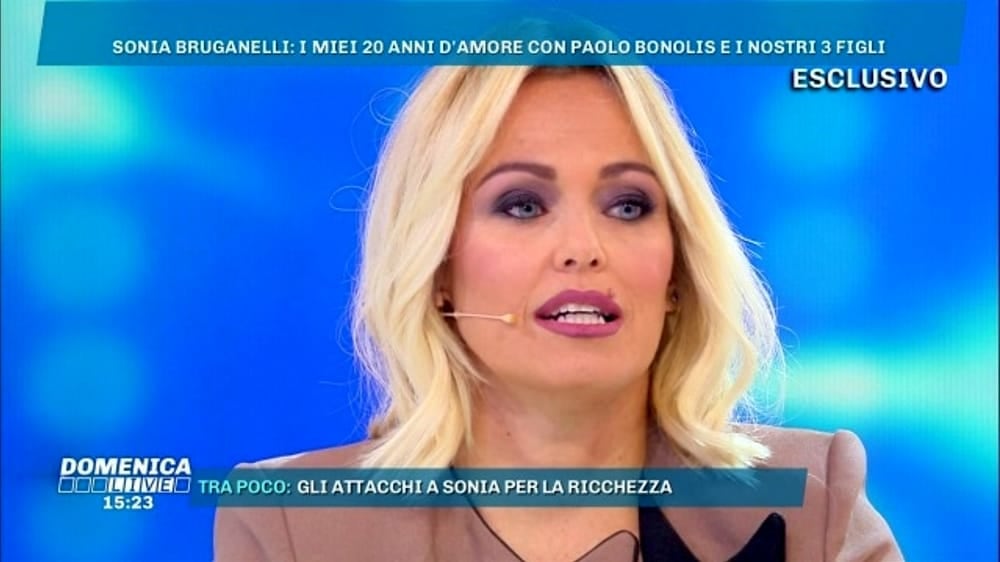 La moglie di Bonolis criticata per i denti della figlia: "Con tutti i soldi che hai..."