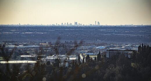 Bergano, lo skyline di Milano ben visibile dalle mura di città alta 3