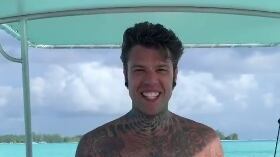 Fedez in tanga durante le vacanze in Polinesia
