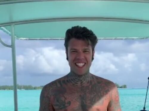 Fedez in tanga durante le vacanze in Polinesia