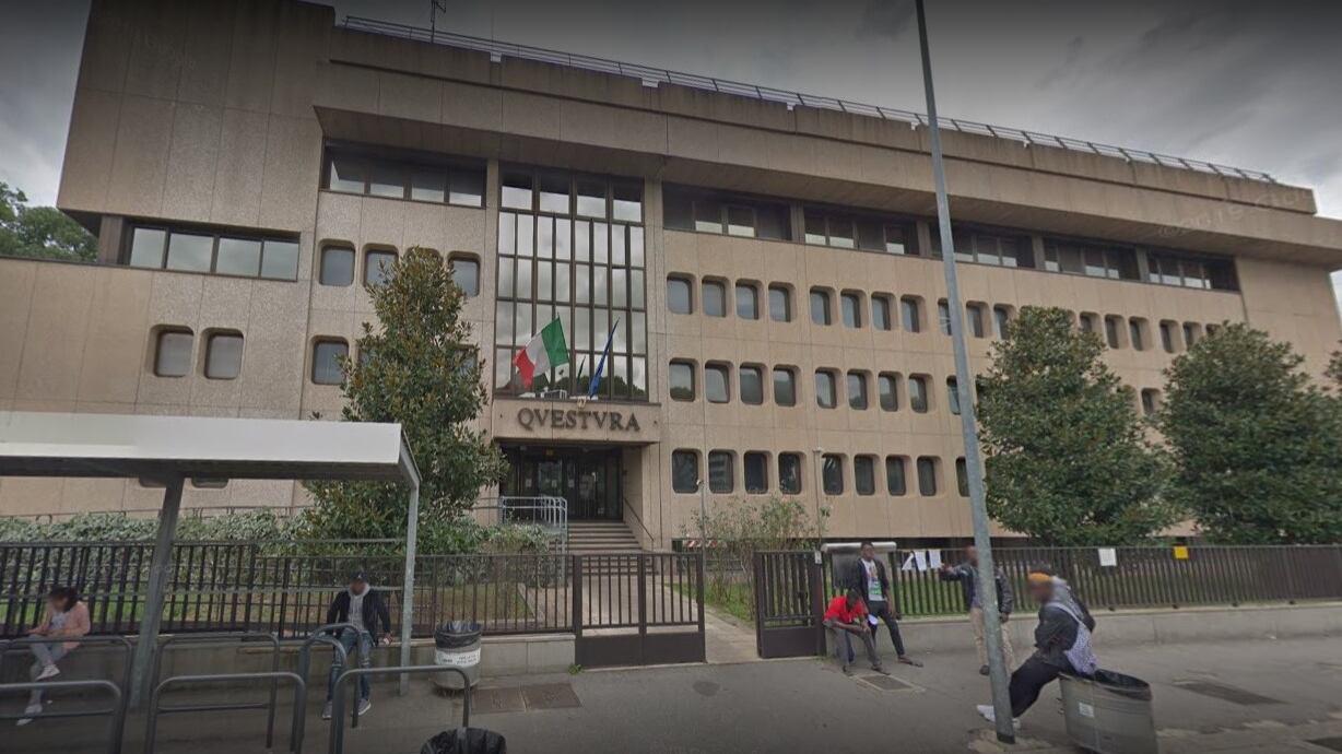 Prato, straniero attacca agenti e tenta di sottrarre una pistola