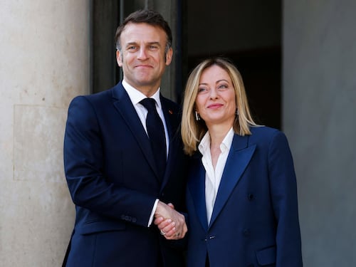 Primo vertice bilaterale tra Meloni e Macron: incontro Italia-Francia ad Antibes il 25 luglio, presenti 9 ministri