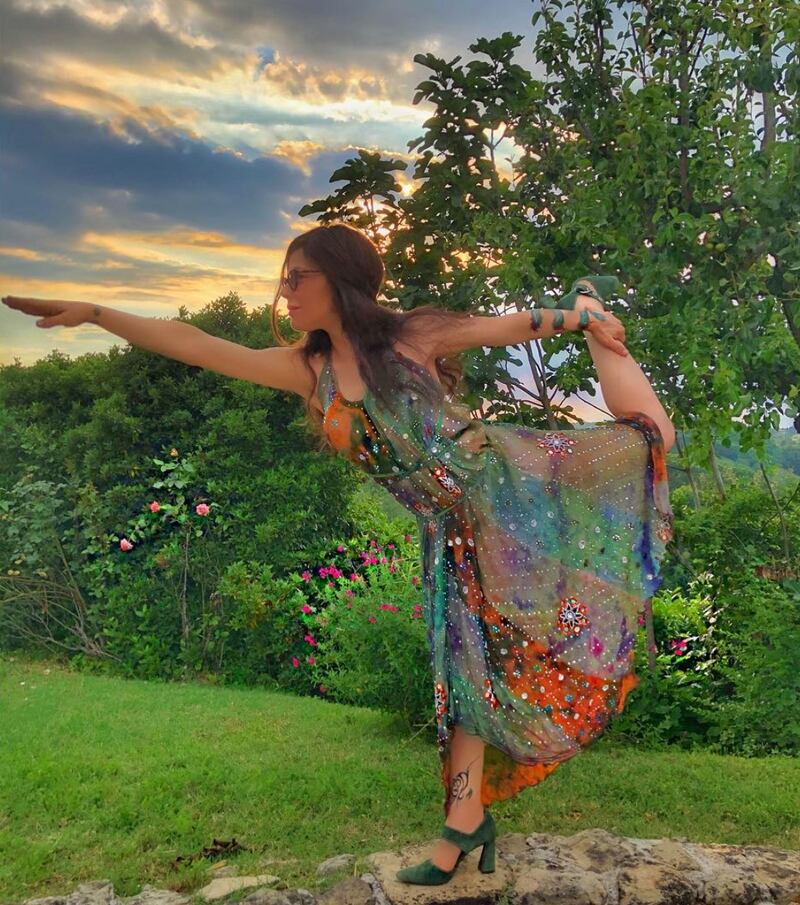 Naike Rivelli, meditazione in topless 4