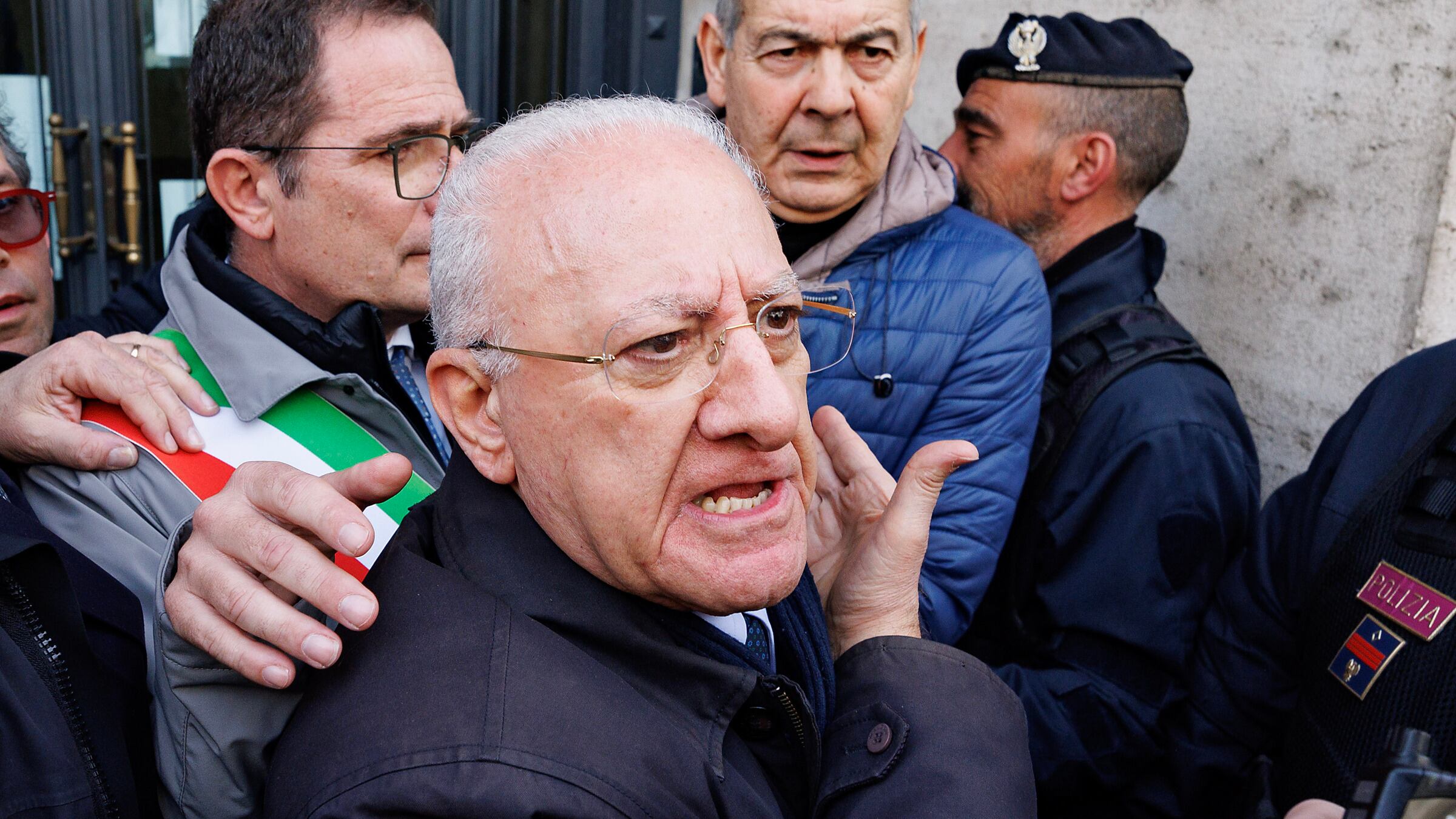 "Pippo Baudo con la frangetta". De Luca senza freni: ora insulta pure don Patriciello
