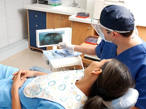 Dentista, dalla pulizia alla devitalizzazione. Ecco come variano i prezzi