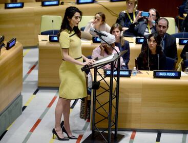Amal Clooney con il "pancino" all'evento contro l'Isis 5