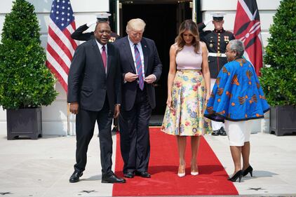 Melania Trump nell'orto con i tacchi: foto 6