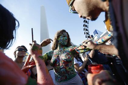 In Argentina è il "tetazo", per diffondere il topless 15