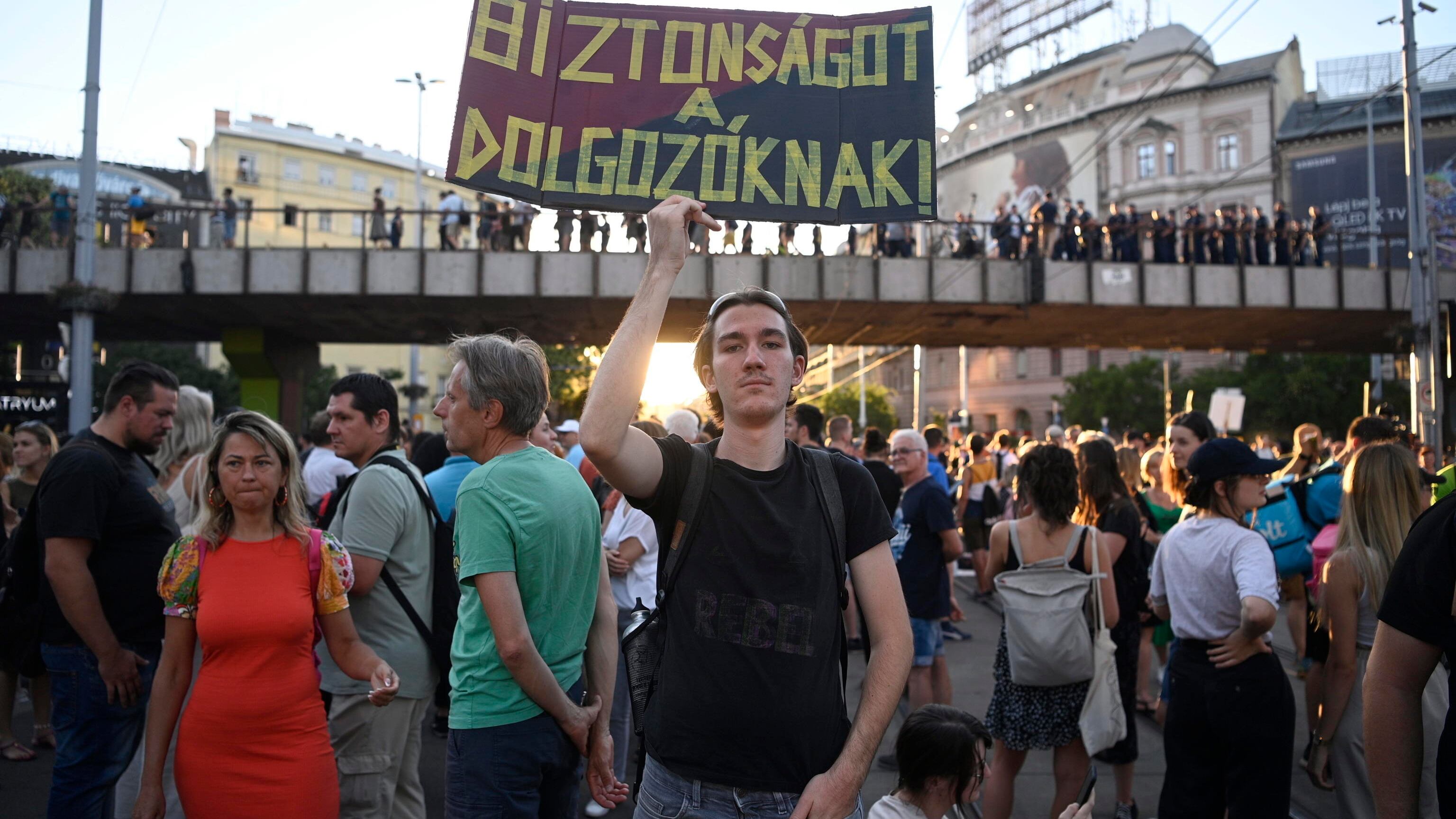 Budapest, migliaia in piazza. Esplode la rabbia anti Orbán
