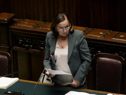 "Multe più basse a ong e permessi": ecco il piano della Lamorgese