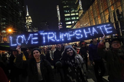 In migliaia in piazza contro Trump 16