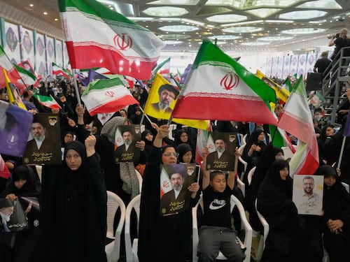 Iran, raid Usa su sito di missili e navi. L'ira dei pasdaran: "Tregua violata"