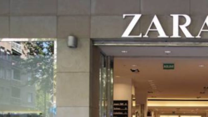 Zara, nei vestiti spuntano dei volantini: "Ho fatto questo abito e non mi hanno pagato"