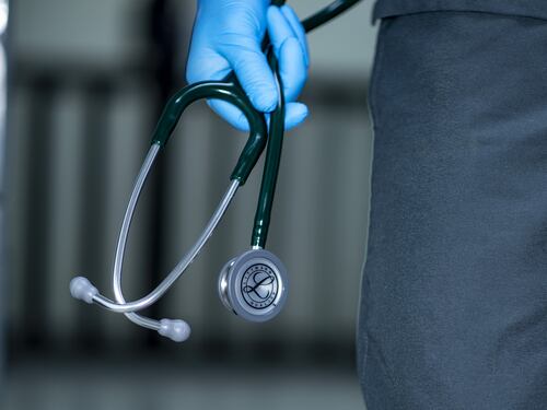 Medici multati per troppo lavoro in periodo Covid, il caso a Bari: l'Ispettorato sospende le sanzioni
