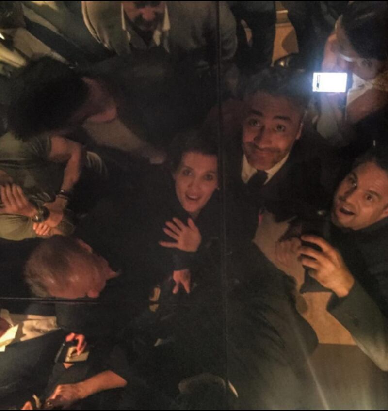Kourtney Kardashian lancia la moda del selfie dall'alto 14