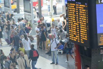 Genova, treni in ritardo dopo il crollo del ponte  9