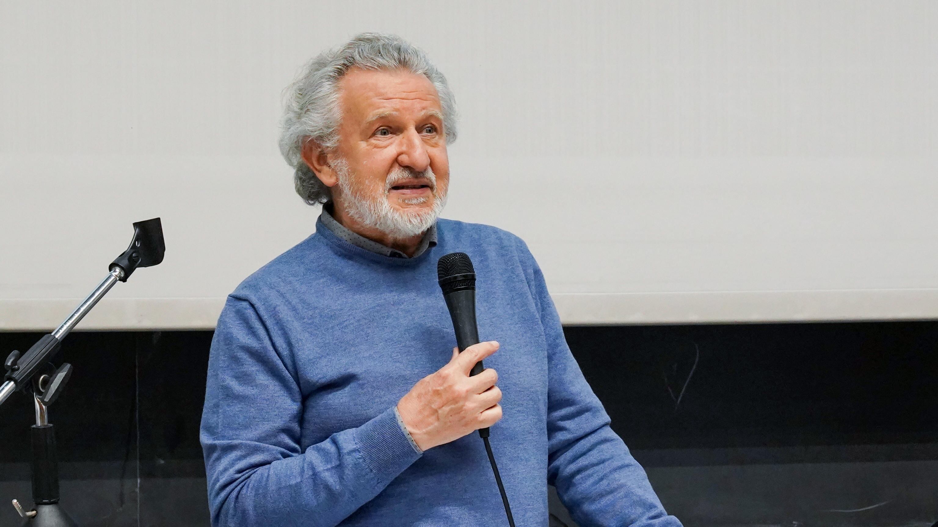 "Violenza chiama violenza". Odifreddi insiste, Meloni: "Spaventoso"