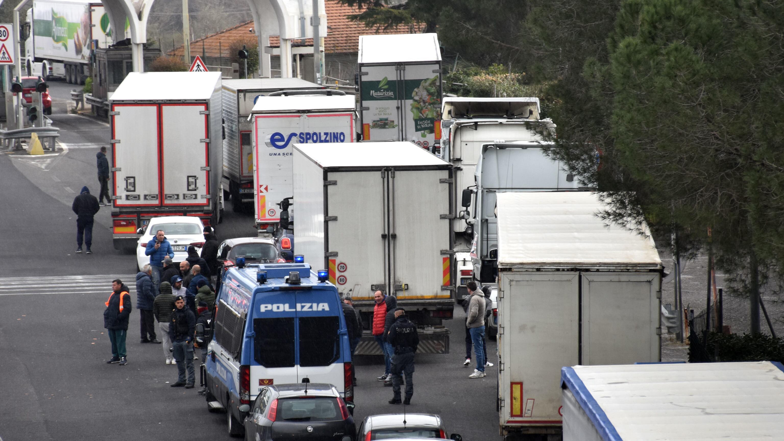 La protesta dei "tir lumaca" blocca l'Italia. "Carburante troppo caro per poter lavorare"