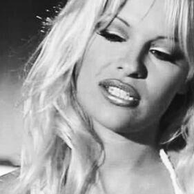 Pamela Anderson giunonica su Instagram: le foto sexy dell'ex bagnina di Baywatch 3