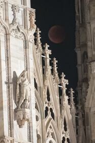 La Luna rossa più lunga del secolo 14