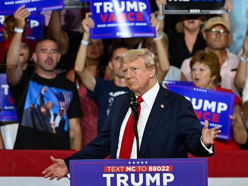 Trump all'attacco: "Golpe contro Biden". E Obama prepara l’endorsement per Harris