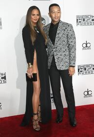 Chrissy Teigen, topless e incinta mentre cucina 14