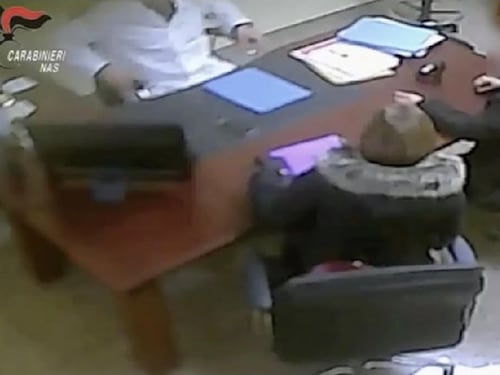 Soldi in cambio della pensione: in manette il medico del caso Loris