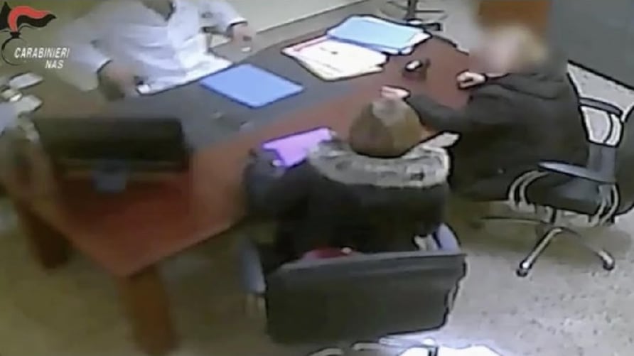 Soldi in cambio della pensione: in manette il medico del caso Loris