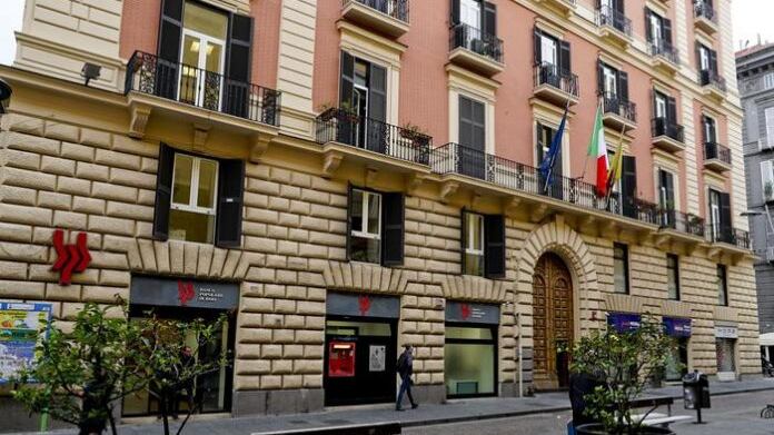 Rubato l’albero di Natale nel palazzo del consiglio comunale