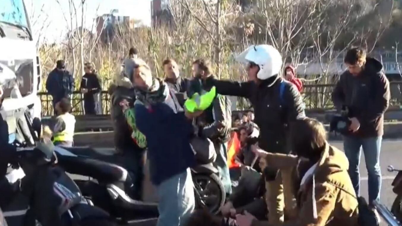 Ultima Generazione blocca ancora til raffico a Roma. E il manifestante viene preso a schiaffi