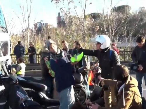 Ultima Generazione blocca ancora til raffico a Roma. E il manifestante viene preso a schiaffi