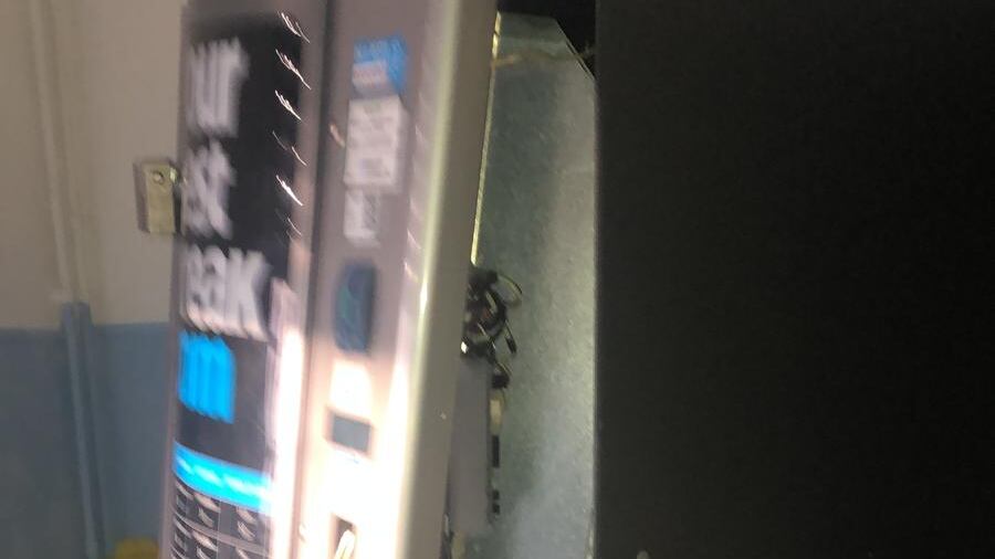 Vandalizzata una scuola a Miano: rubati i pc e imbrattati i locali