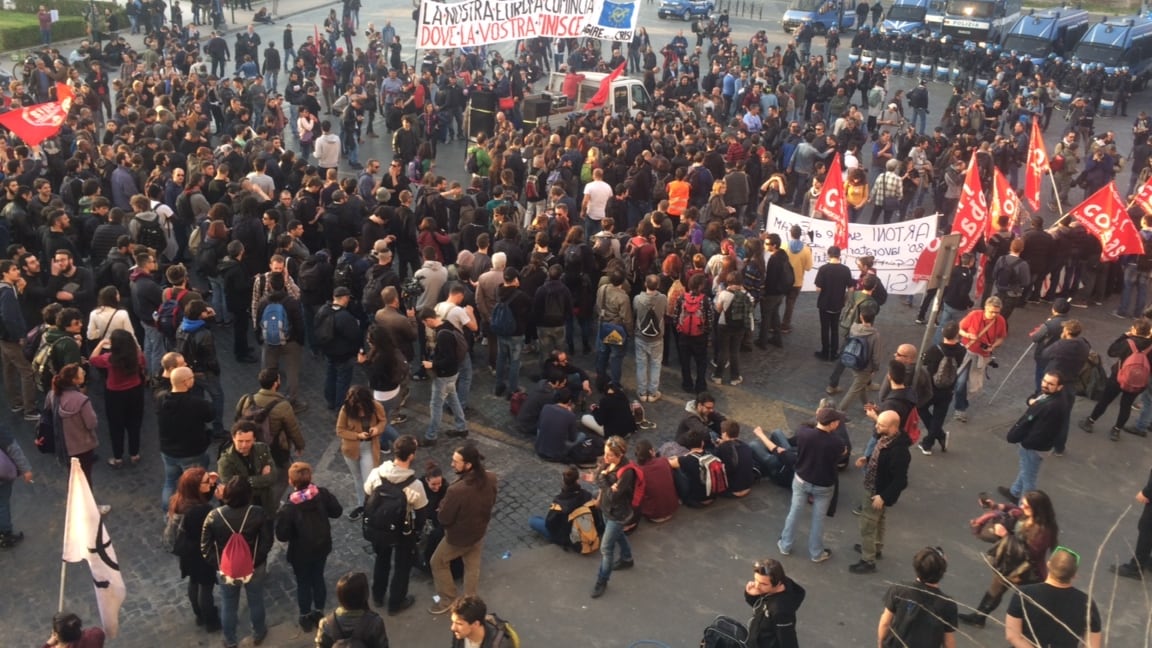 Tensione al corteo "Euro stop". Così la polizia evita gli scontri