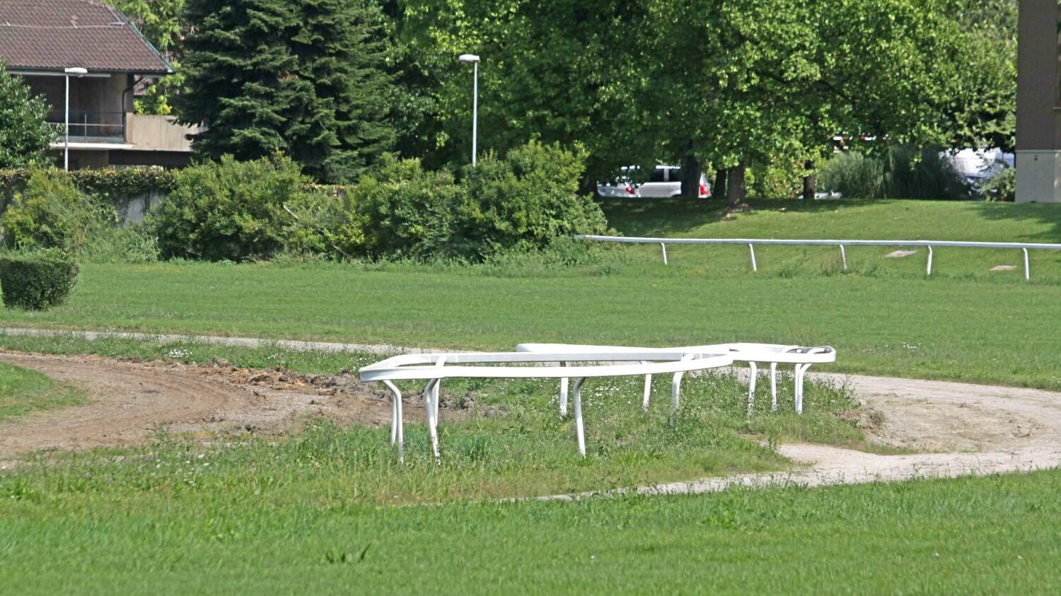 Buca killer all'ippodromo: in coma due fantini caduti