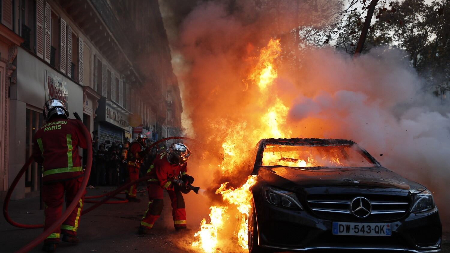 La piazza piega Macron, via la legge sui poliziotti