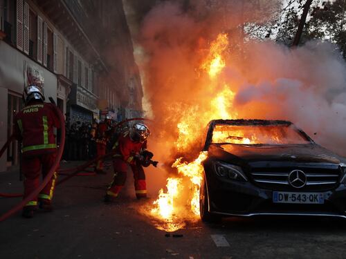 La piazza piega Macron, via la legge sui poliziotti